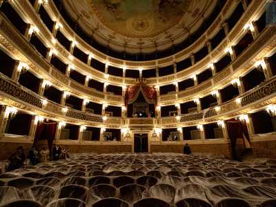 A rubare la scena di fronte al palcoscenico � il magnifico Palco Regio...